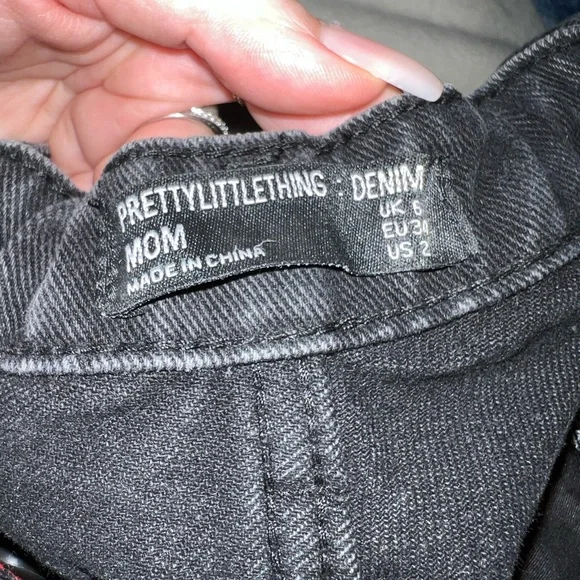 NWT PRETTYLITTLETHING Washed Black Ripped Mom Jeans - Picture 5 of 5
